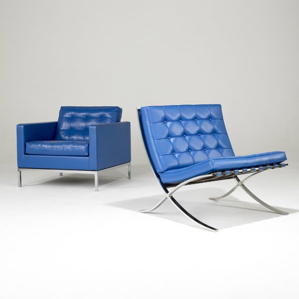 KNOLL Two lounge chairs in blue vinyl: FLORENCE KNOLL LUDWIG MIES VAN DER ROHE KNOLL Two lounge chairs with blue vinyl upholstery, Barcelona chair of polished stainless steel, other of chromed steel Armchair with Knoll Assoc. upholstery la