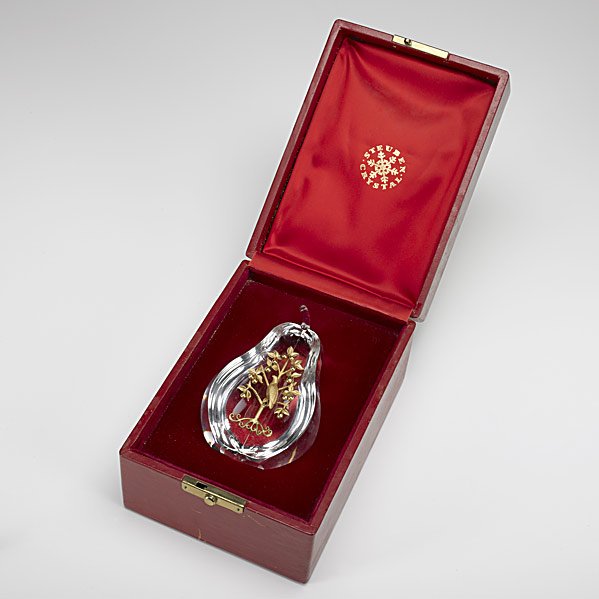 STEUBEN PARTRIDGE IN PEAR TREE: STEUBEN; 18k yg partridge set in a pear tree, 20th c.; In original fitted box; 6''