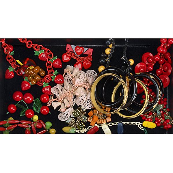 BAKELITE AND OTHER JEWELRY: BAKELITE AND OTHER JEWELRY; Six bangles in brown glazed tones, inlaid or incised; Three link bracelets of Bakelite or celluloid; Six festoon necklaces with fruit, bell flowers or beads; two heart broo