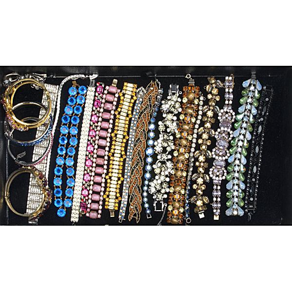 VINTAGE COSTUME JEWELRY BRACELETS: VINTAGE COSTUME JEWELRY BRACELETS; Twenty-one pieces, most in link styles, four hinge bangles and one pair of ear clips en suite; Marks include Weiss, Kramer, Regency, Trifari and Lisner