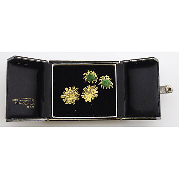 TWO PAIR ED WIENER 18K GOLD EARRINGS: TWO PAIR ED WIENER 18k GOLD EARRINGS, 1965-1975 Chinese carved jade in freeform nests; textured star-form disks, cast wax process. Unmarked, 18.7 gs., largest 1''. Note: Authenticated by the estate of