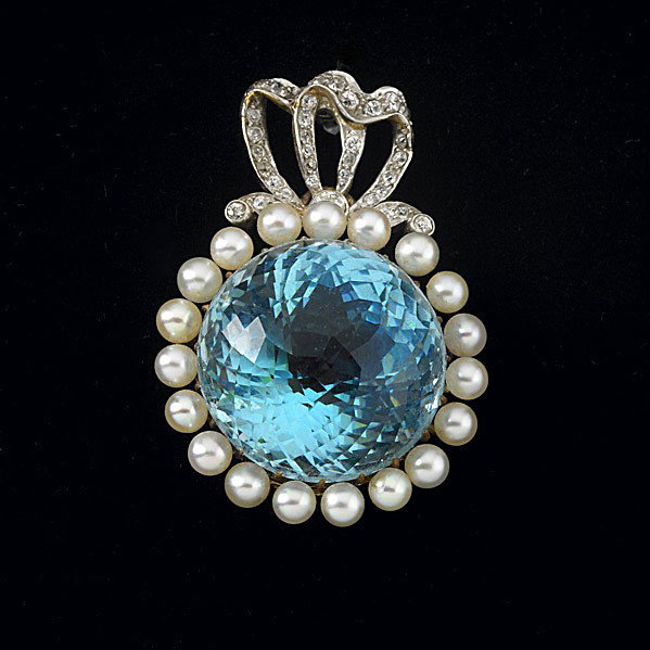 EDWARDIAN AQUAMARINE AND DIAMOND BROOCH: EDWARDIAN AQUAMARINE AND DIAMOND BROOCH Large bombe faceted aquamarine, 20.5mm x 17mm, framed by seed pearls and diamond bow crest platinum topped 18kyg. 17 gs. 1 1/2''