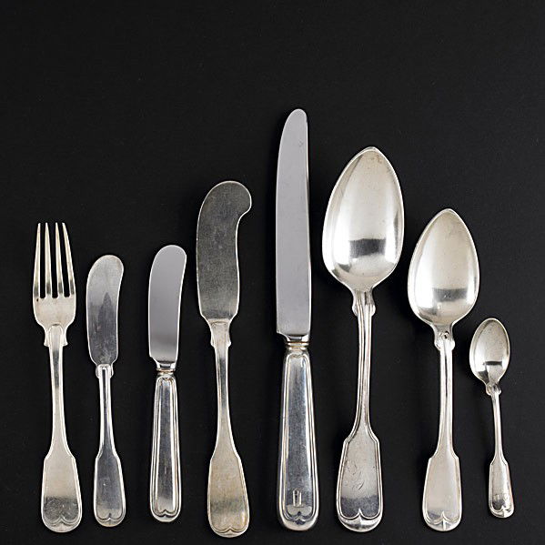 AMERICAN SILVER IN THE FIDDLE THREAD PATTERN: AMERICAN SILVER IN THE FIDDLE THREAD PATTERN Eighty-nine pieces, 19th/20th C. Sterling by Frank Smith Silver Co.: (12) demitasse spoons, (17) butter spreaders, (1) fork, some marks for J.E. Caldwell;