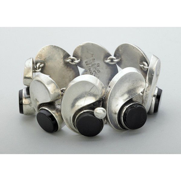 ANTONIO PINEDA SILVER AND OBSIDIAN BRACELET: ANTONIO PINEDA SILVER AND OBSIDIAN BRACELET, ca. 1955. Substantial broad links of polished obsidian disks and concave silver drops, Taxco. Marked ZZ 515, 970 standard, Eagle mark 17. 90.5 dwt. GW (140