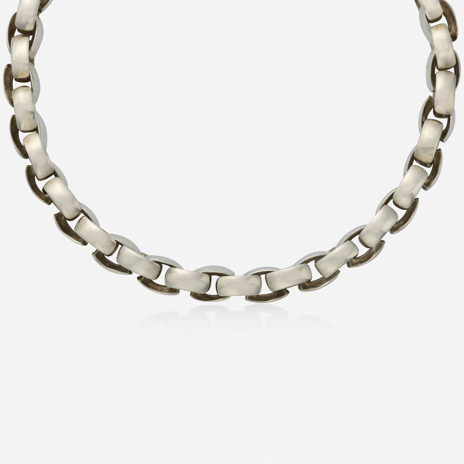 Robert Lee Morris, Silver necklace: Robert Lee Morris Silver necklace Of large oval links Silver Signed Morris 15.50 in; Gross weight 93.3 dwts This work will ship from Lambertville, New Jersey.