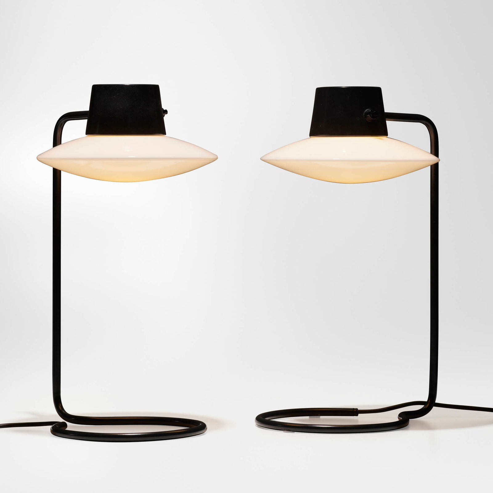 Arne Jacobsen, Oxford table lamps, pair (1 of 4)