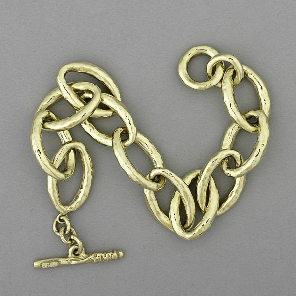 IPPOLITA "BASTILLE" 18K GOLD BRACELET: Hollow-hammered oval links with T-bar fastening. 8.9 dwt. (13.9 gs.), 8" x 1/2"