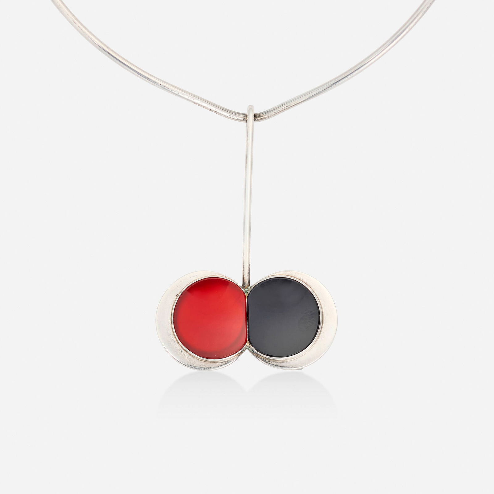 Bent Knudsen, Carnelian, black onyx, and sterling silver necklace: Bent Knudsen Carnelian, black onyx, and sterling silver necklace The Danish silversmith, trained in the workshop of Hans Hansen, established his own workshop in 1956 with his wife Anni. They created m