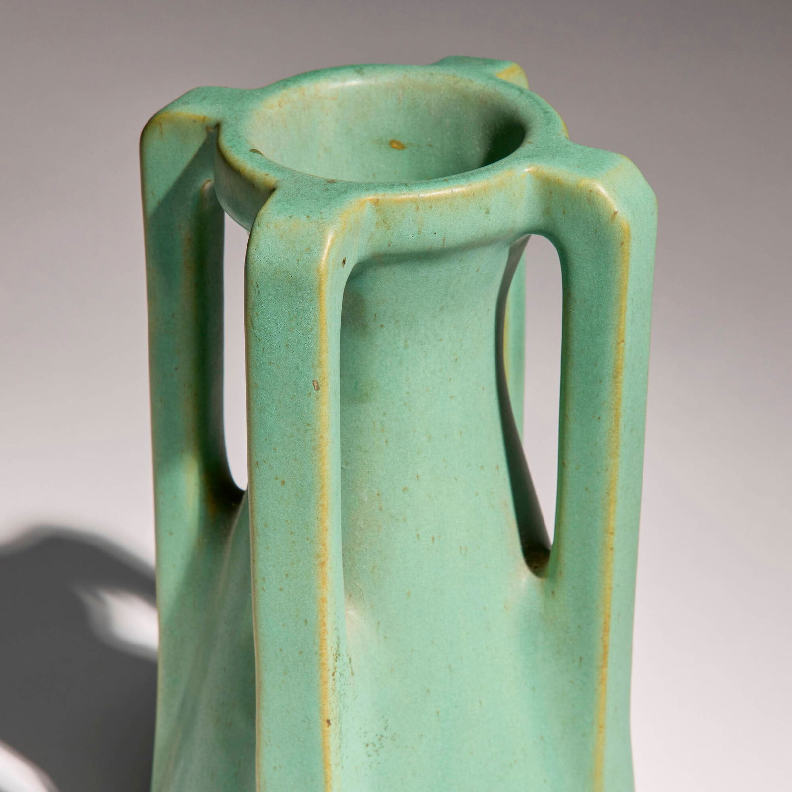 Teco Pottery, Vase, model 433 - 4