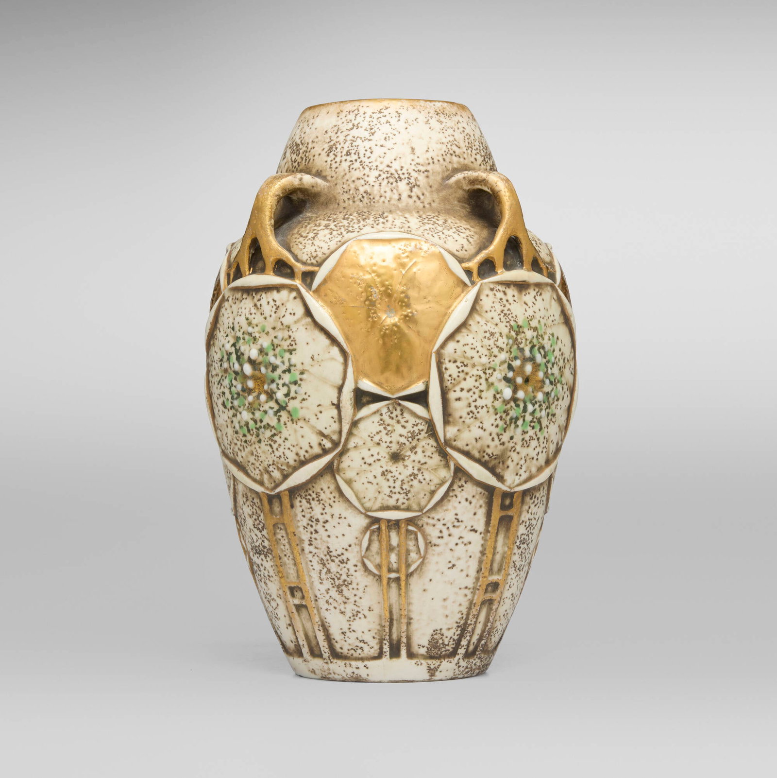 Ernst Wahliss, Amphora Lotus vase (1 of 5)