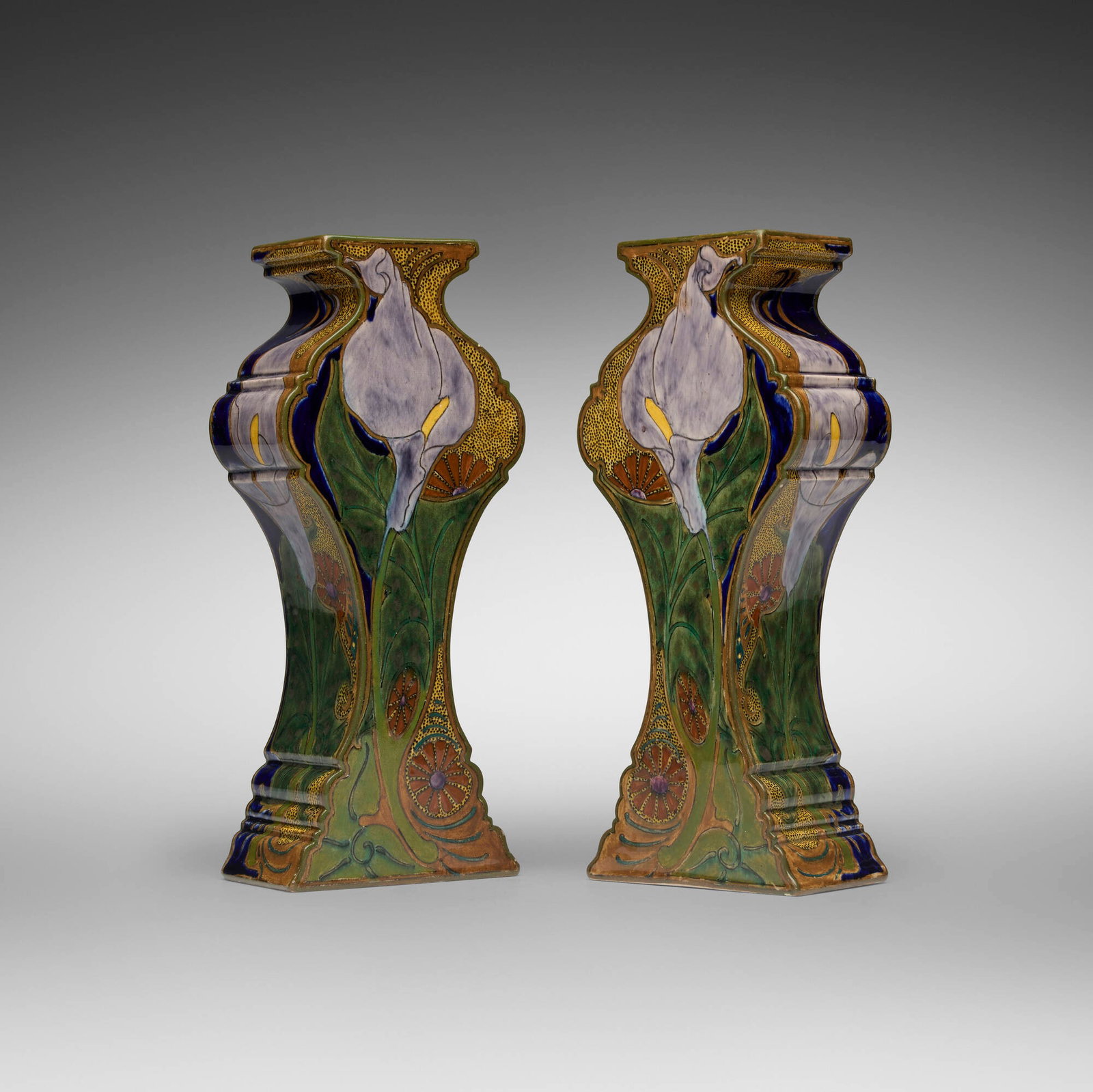 Rozenburg, Art Nouveau vases with calla lilies, pair (1 of 5)