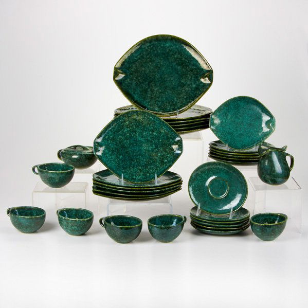 ROSEVILLE: Raymor thirty-two-piece Frogskin dinnerware set: six dinner plates (152), six salad plates (153), six bread plates (154), six teacups and saucers, creamer (158), and sugar (157), Zanesville, OH; 1940s