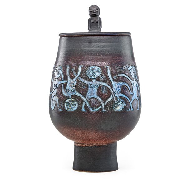 SCHEIER Large lidded coupe: EDWIN SCHEIER (1910 - 2008) MARY SCHEIER (1908 - 2007) Large lidded coupe with figural finial, manganese, gunmetal and blue glaze, Green Valley, AZ, 1990; Signed and dated; 20" x 11" Provenance: Colle