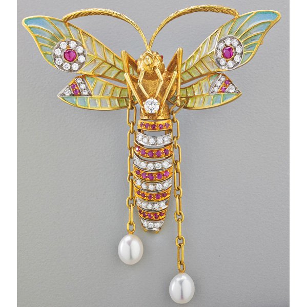 MASRIERA PLIQUE-A-JOUR JEWELED 18K WASP BROOCH: Hovering and clutching a diamond, translucent enameled wings and articulated body set with rows of diamonds and rubies, suspends two oblate pearls on paperclip link chain, 20th c. Ref. # PB119, No. B-