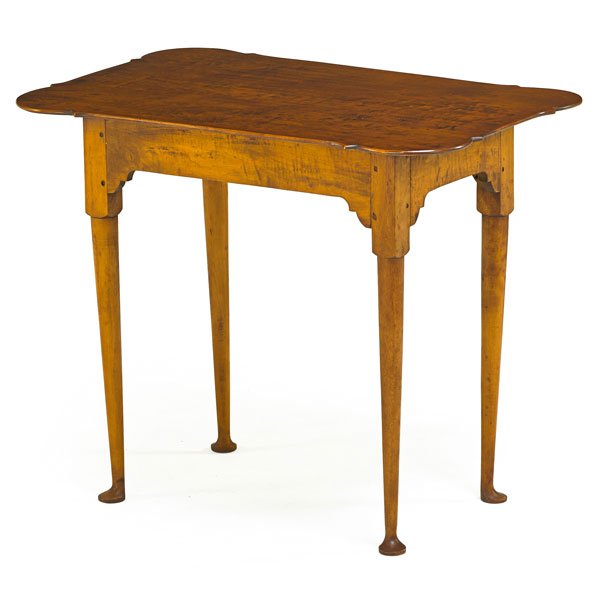 ELDRED WHEELER QUEEN ANNE-STYLE TAVERN TABLE: Curly maple, 20th c.; 27" x 32 1/2" x 21 1/2"