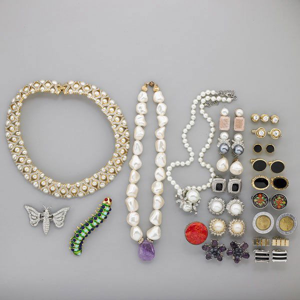 GROUP OF COSTUME JEWELRY, AND GENT'S ACCESSORIES: Thirty-nine pieces: Markers include: Judith Ripka, Kenneth Lane, Nina Ricci etc.