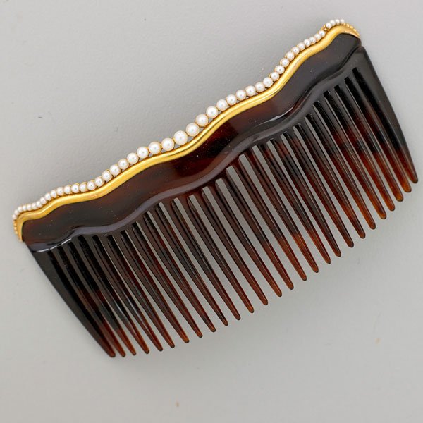 EDWARDIAN 14K GOLD AND SEED PEARL ORNAMENTAL COMB: Arched with undulating crest; 2 7/8" x 3 3/4"; 8.1 dwt.