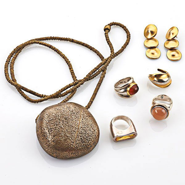 ROBERT LEE MORRIS AND OTHER MODERN JEWELRY: Seven pieces: Robert Lee Morris, gilt metal earrings, drop 1 3/4", and open ring, size 7; Three southwest studio jeweled silver rings include sunstone and citrines, sizes 7 1/2-8; Silver "stone" penda