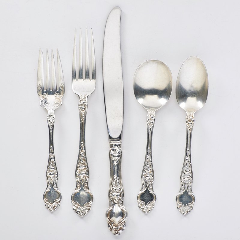 WALLACE SILVERSMITHS "VIOLET" STERLING FLATWARE: Twenty-seven pieces, early 20th c.: (6) 7 1/4" dinner forks, (6) 6 1/4" salad forks, (6) 6" teaspoons, (6) 8 3/4" hollow handled dinner knives, (5) 5 3/4" soup spoons, All marked; 25 OT excluding holl