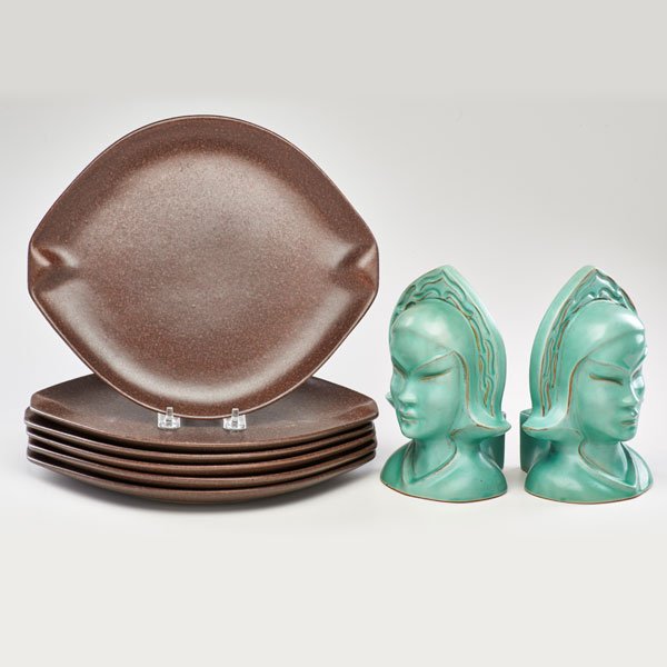 ROSEVILLE: Eight pieces: pair 8" green Burmese figural candleholders and six 12" brown Raymor plates, Zanesville, OH, early 1950s; All with raised mark