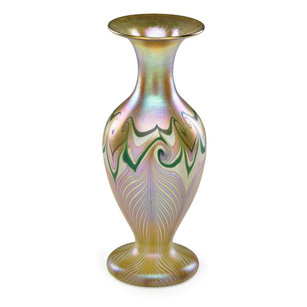 QUEZAL Glass vase with swirls (1 of 3)
