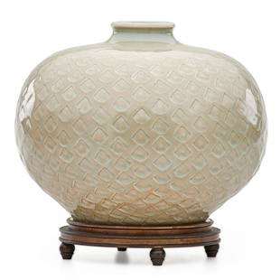 ROYAL COPENHAGEN Vase with bronze base: GERD BOGELUND (1923 - 1987) KNUD ANDERSEN (1890 - 1980) ROYAL COPENHAGEN Glazed porcelain vase with bronze base, Denmark, ca. 1950 Vase with blue wavy line stamp and incised artist cipher, bronze base