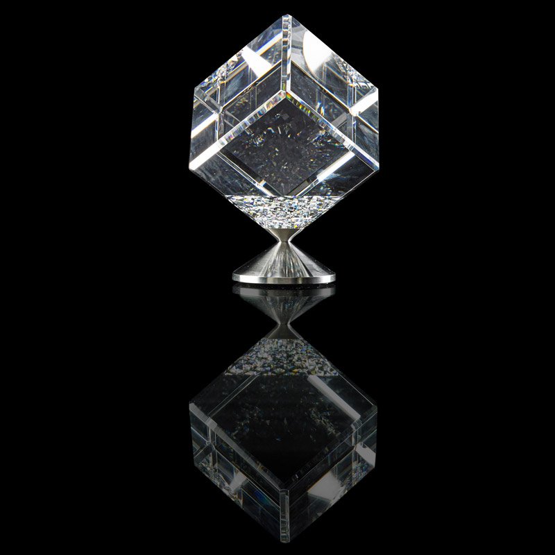 JON KUHN Spinning glass sculpture (1 of 3)