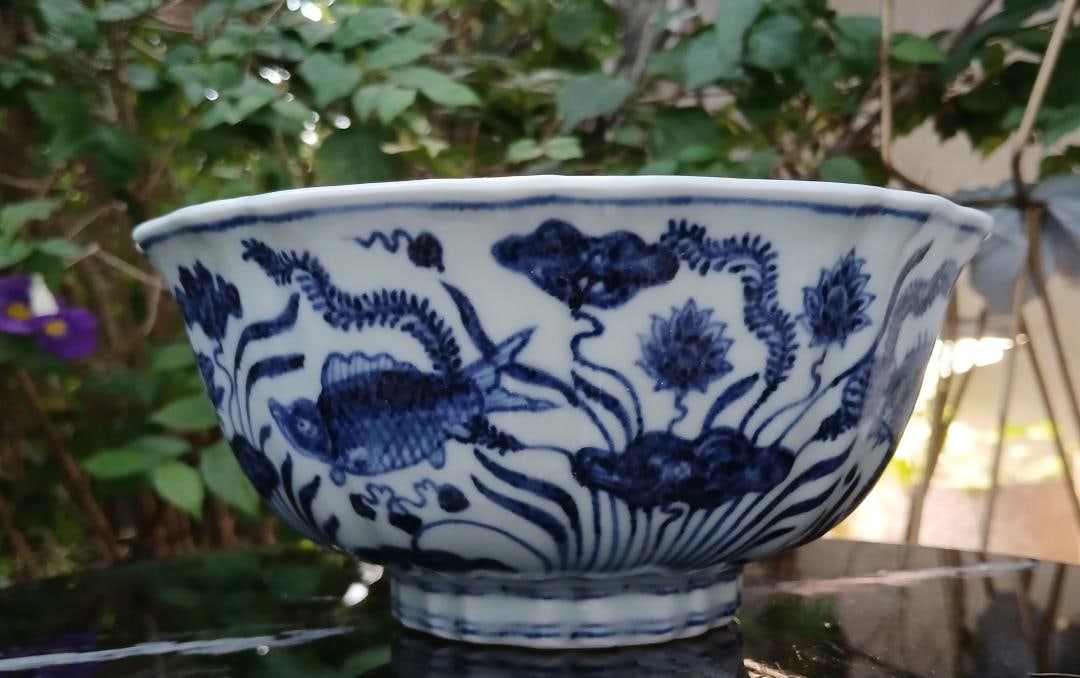 Elegant Ming Dynasty Xuande Period Palace Bowl with Foliated Rim: This is an elegant Xuande Period palace bowl with a foliated rim. The bowl is decorated with fish and seaweeds.