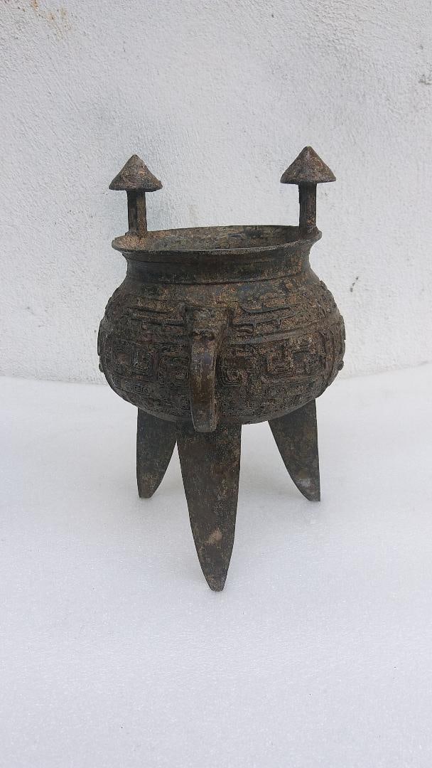 Important Shang Dynasty Bronze Ju with Taotie Motifs: This is a rare and important Shang Dynasty bronze wine cup called Ju. The body is decorated with Taotie motifs.