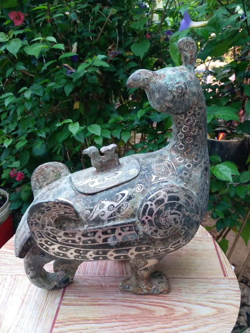 Elegant Western Zhou Dynasty Bronze Wine Vessel with Silver Inlay: This is a rare Western Zhou Dynasty bronze wine vessel with silver inlay.