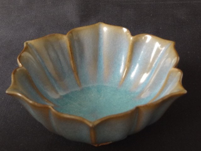 Elegant Song Dynasty Jun Yao Foliated Rim Bowl (1 of 4)