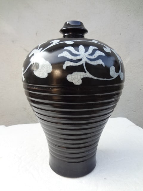 Elegant Ming Dynasty Black Glaze Meiping with Floral Motif: This is a rare Ming Dynasty black-glazed Meiping featuring a floral motif.