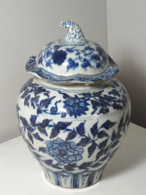 Elegant Ming Dynasty Floral Guan with Lotus Lid: H 9 1/2 in. (with lid), H 6 1/2 in (no lid)