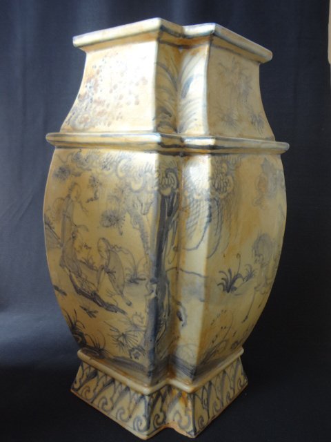 Important Ming Dynasty Hongwu Period Diamond Shape Vase (1 of 10)