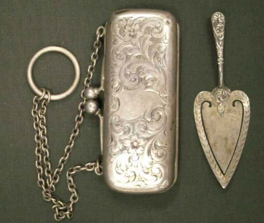 STERLING ENGRAVED MECHANICAL COIN PURSE/BOOKMARK: LOT (2) STERLING INCLUDING ENGRAVED MECHANICAL COIN PURSE; WALLACE SILVERSMITH ADVERTISING PIE SERVER-FORM BOOKMARK. LENGTH 3""