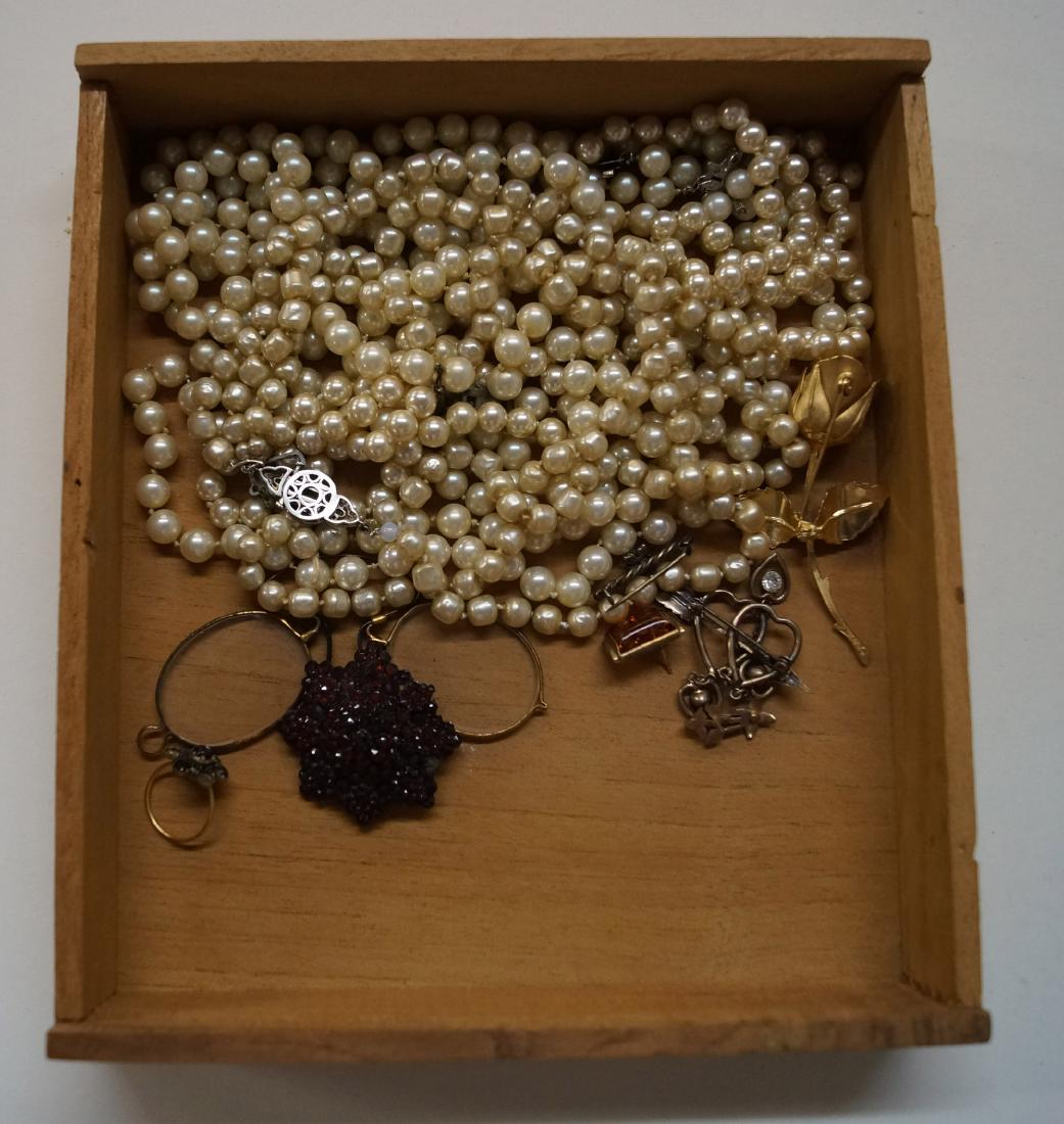 LOT ASSORTED COSTUME JEWELRY INCLUDING FAUX PEARLS, (1 of 1)