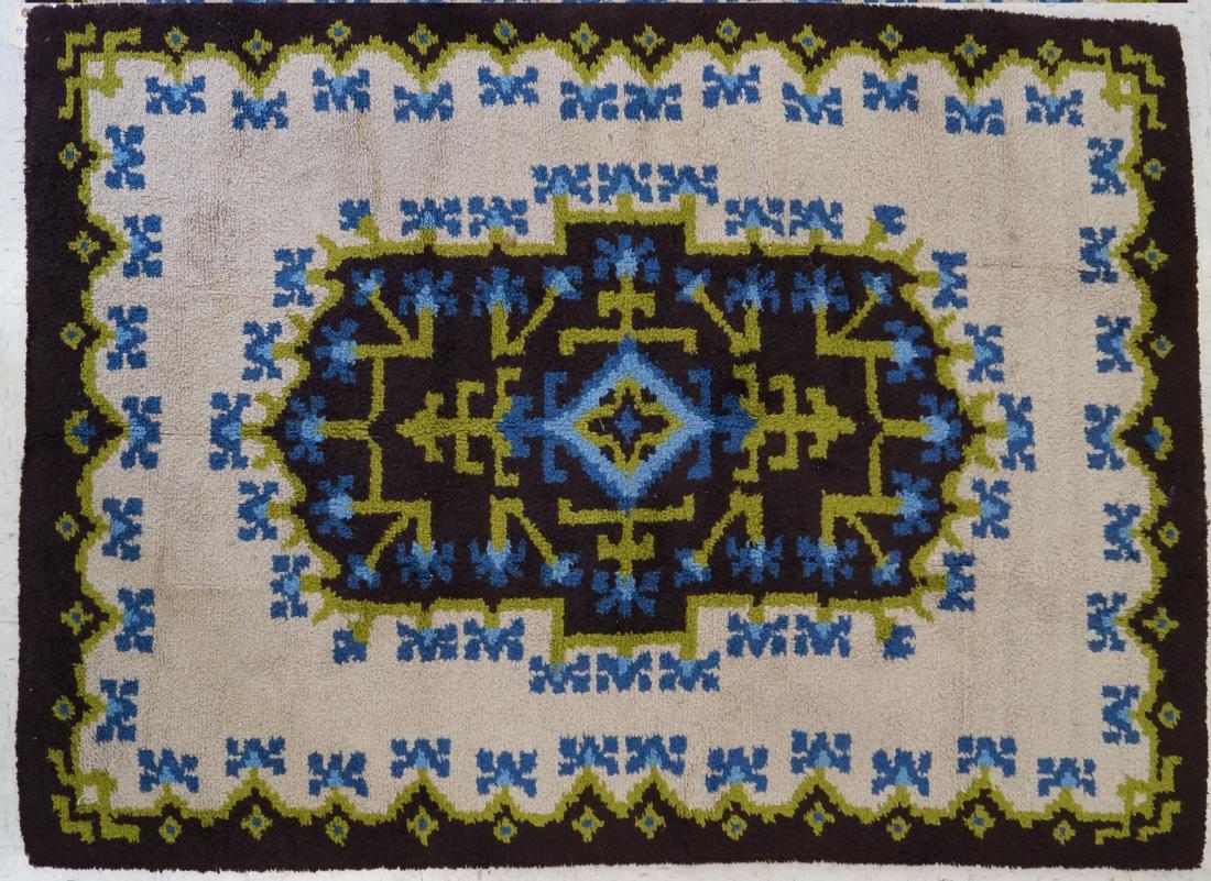 VINTAGE HAND HOOKED RUG. 4'10" X 6'10" (1 of 1)