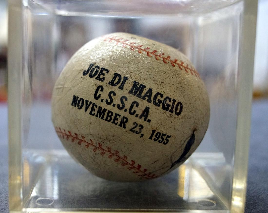 JOE DIMAGGIO SIGNED SOUVENIR RUBBER BASEBALL WITH COA (1 of 3)