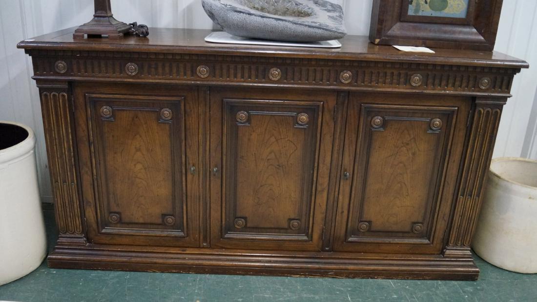 HENREDON REGENCY STYLE OAK SIDEBOARD. HEIGHT 31";: HENREDON REGENCY STYLE OAK SIDEBOARD. HEIGHT 31"; LENGTH 60"; DEPTH 19"