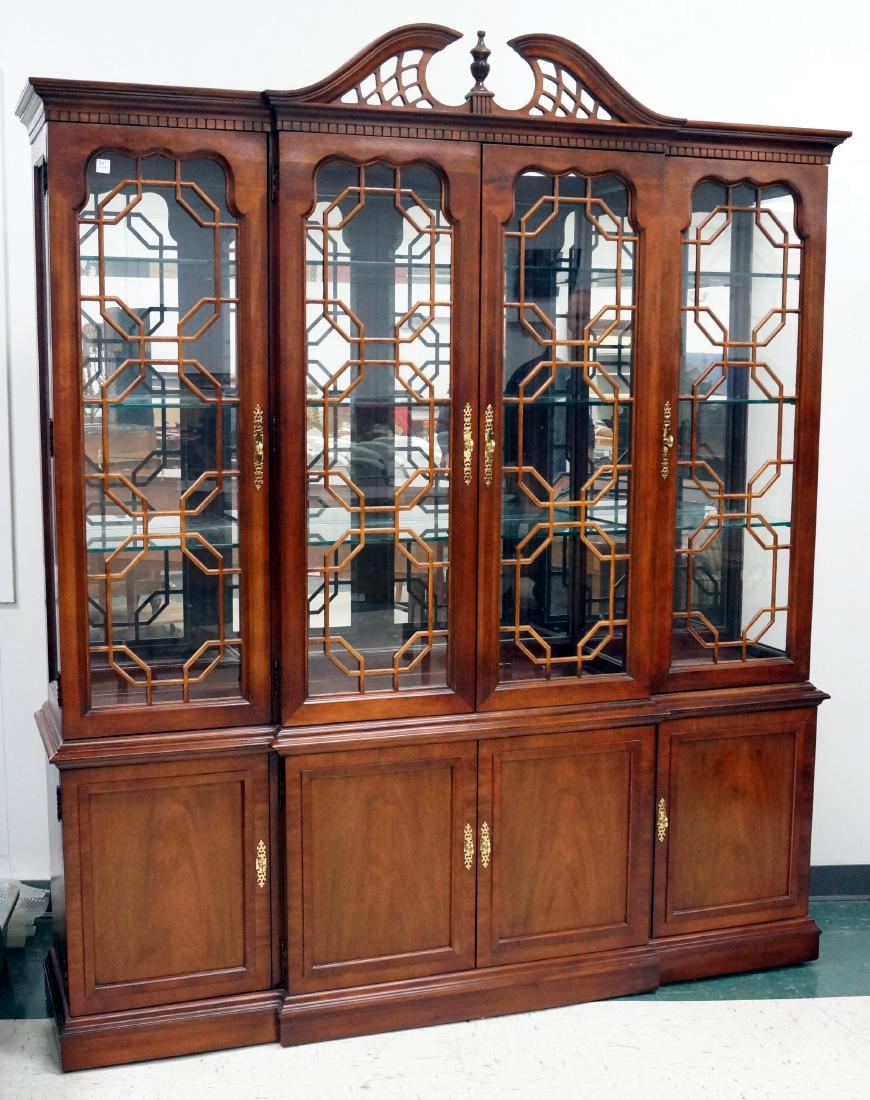 THOMASVILLE REGENCY STYLE CARVED MAHOGANY BREAKFRONT. (1 of 1)