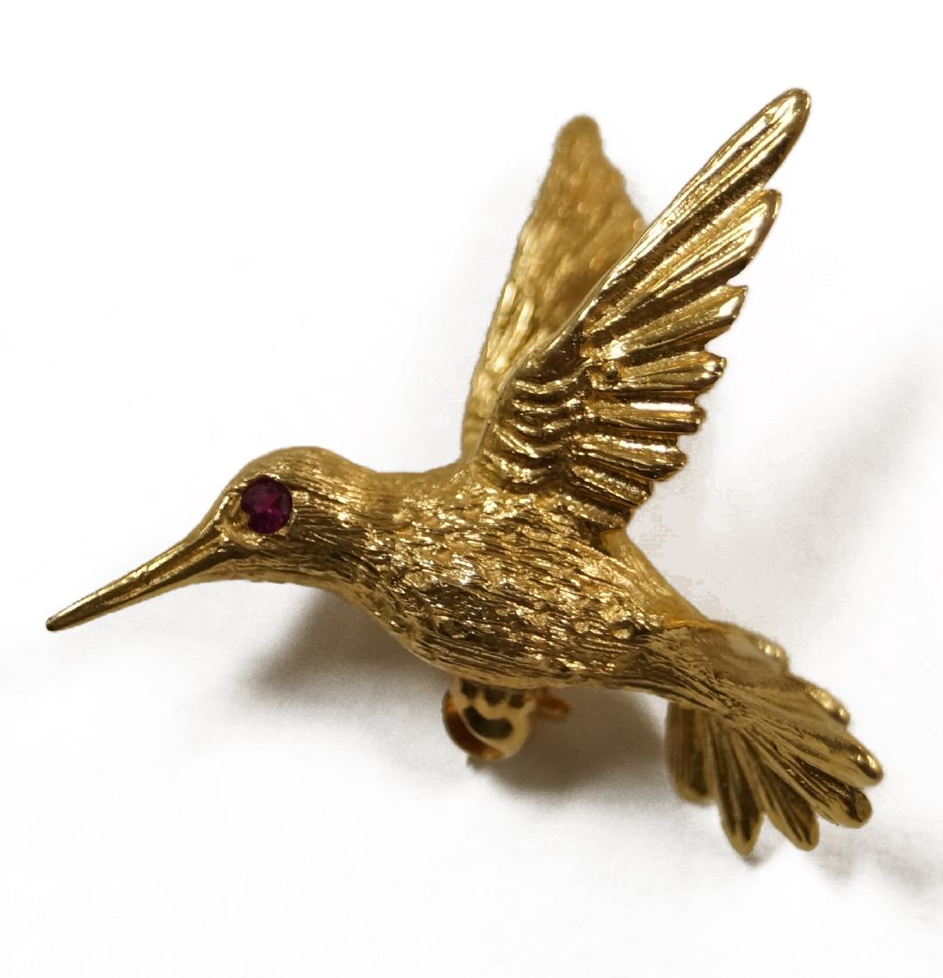 14K YELLOW GOLD HUMMING BIRD PIN WITH RUBY EYE. 1 X 1"; (1 of 1)