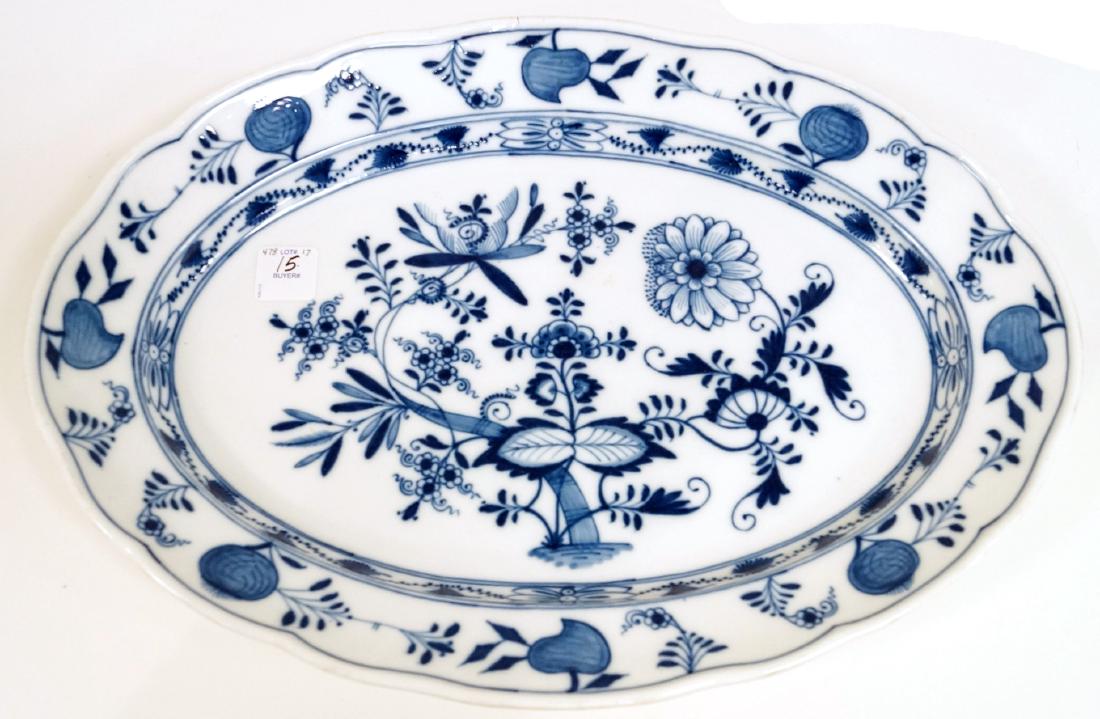 MEISSEN BLUE ONION DECORATED PORCELAIN PLATTER. 11 1/2 (1 of 2)