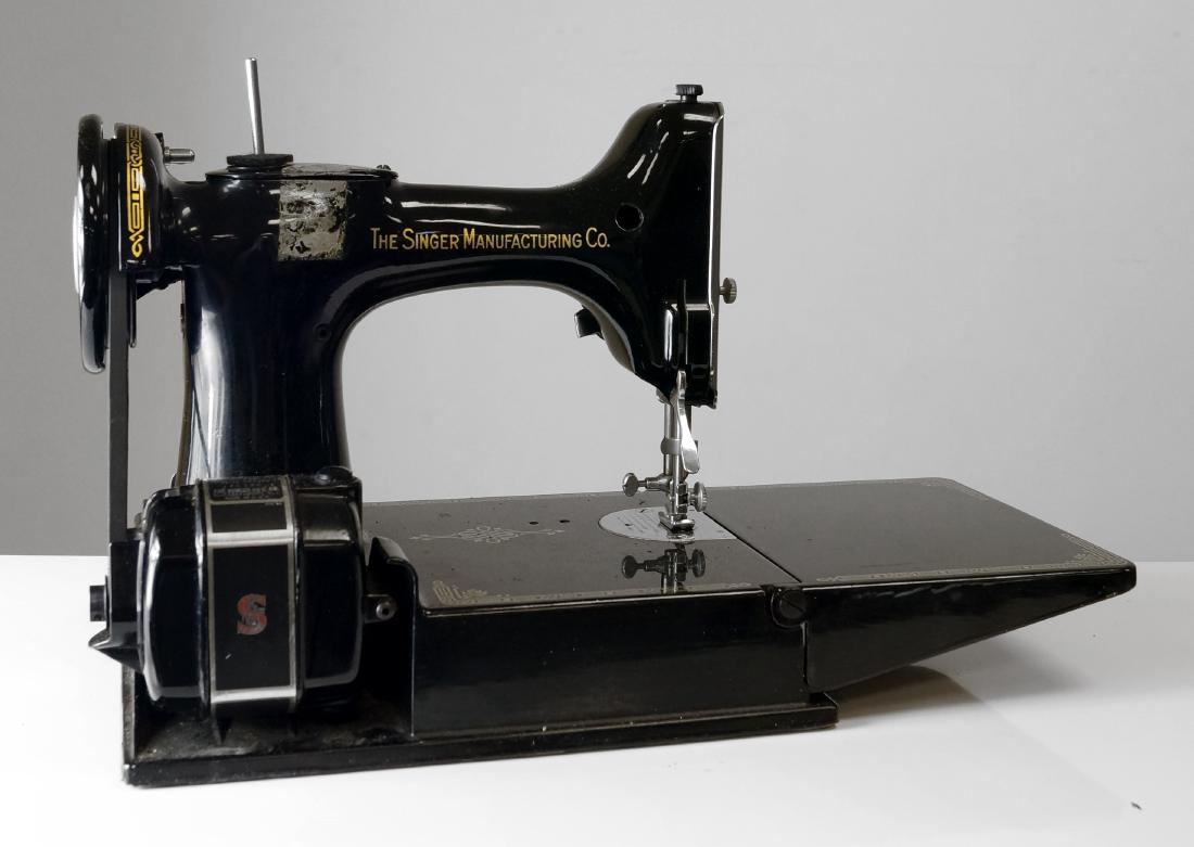 SINGER FEATHER WEIGHT SEWING MACHINE, CASED (1 of 1)