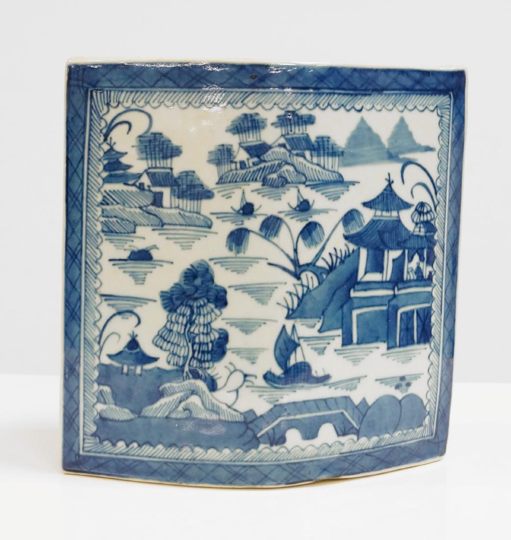 CHINESE EXPORT CANTON PORCELAIN WALL POCKET VASE, 19TH (1 of 2)