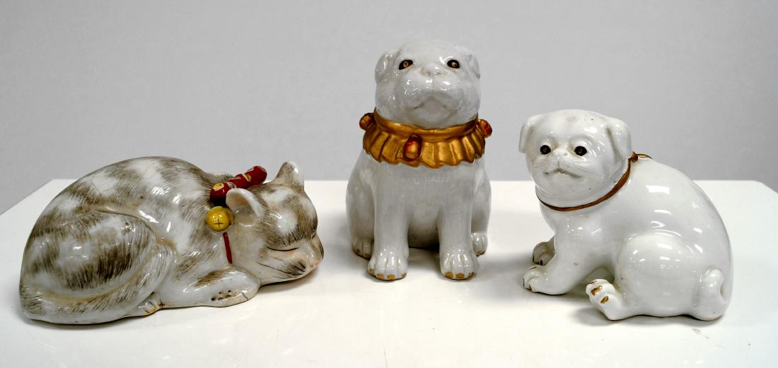 LOT (3) ASSORTED CHINESE DECORATED PORCELAIN CATS/DOGS. (1 of 1)