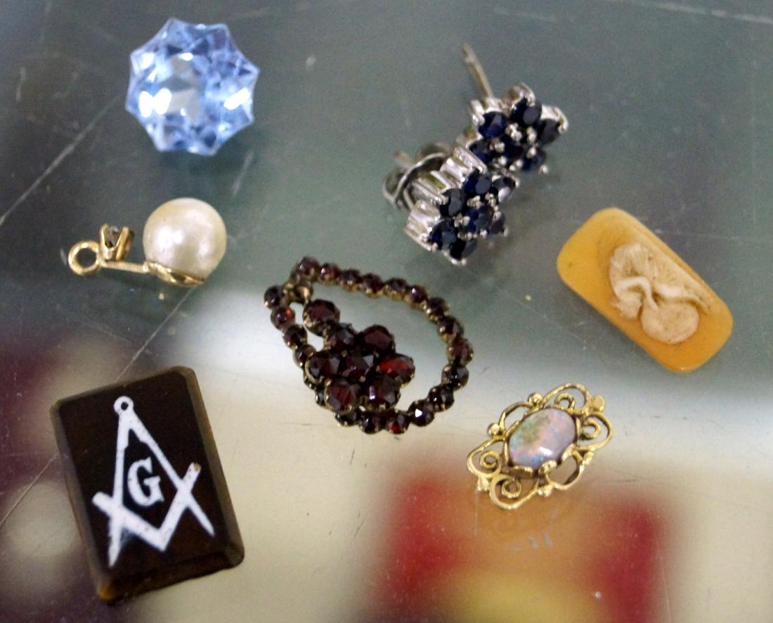 ASSORTED LOT INCLUDING ONYX, SHELL CAMEO, GARNETS, (1 of 2)