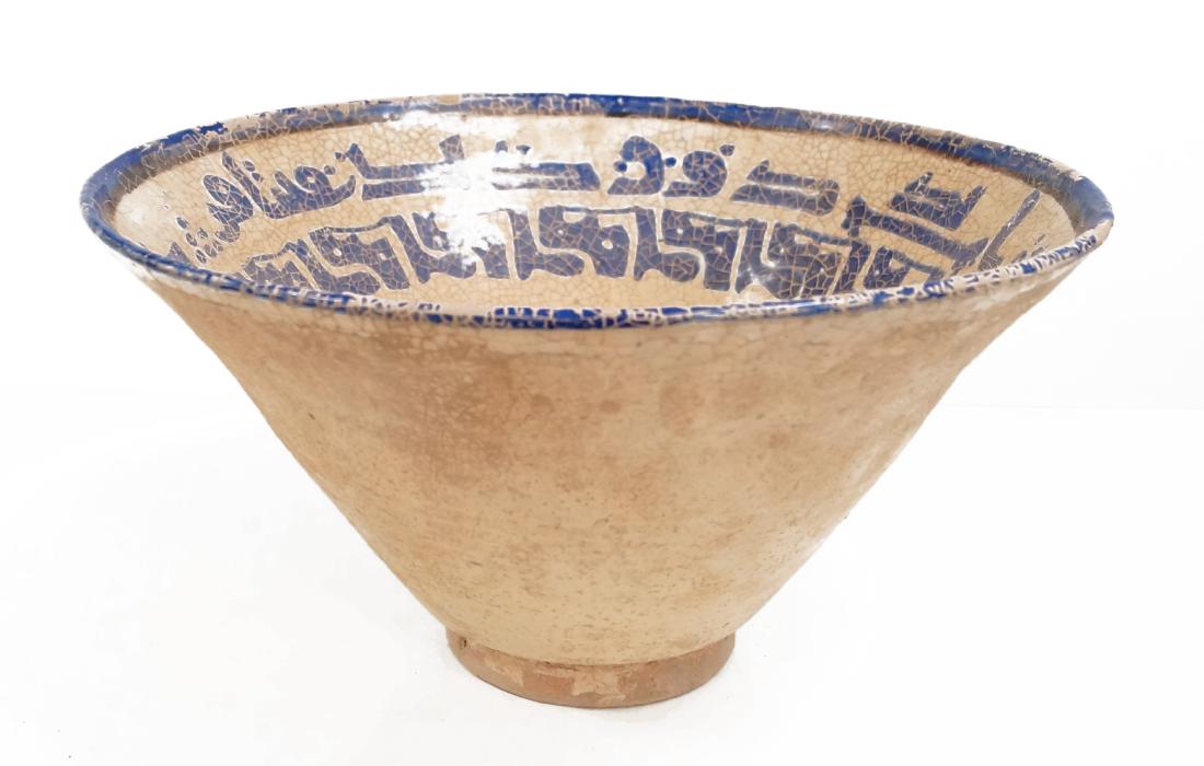 ISLAMIC DECORATED POTTERY BOWL WITH KUFIC SCRIPT.: ISLAMIC DECORATED POTTERY BOWL WITH KUFIC SCRIPT. HEIGHT 5 1/2"; DIAMETER 10 1/2"