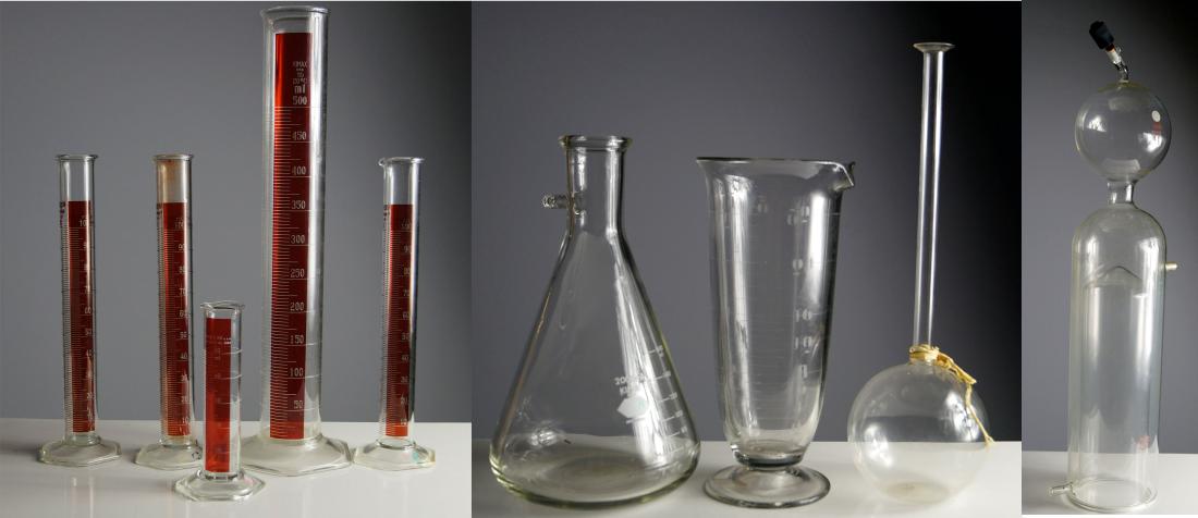 COLLECTION OF VINTAGE GLASS LAB BEAKERS (1 of 1)