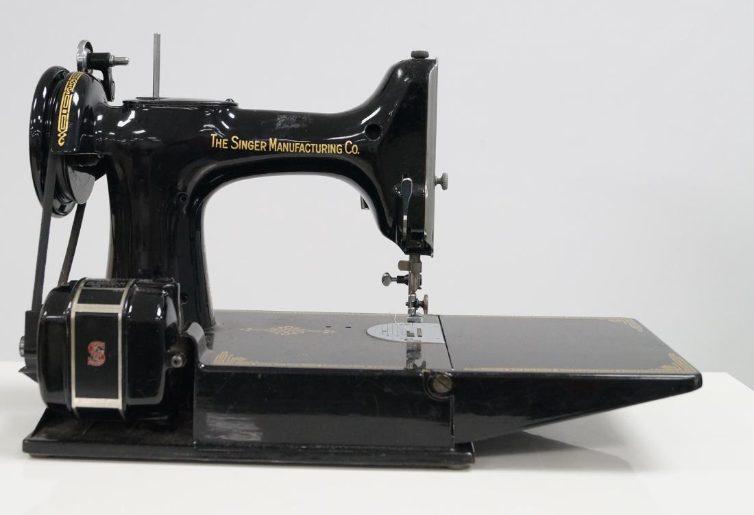 VINTAGE SINGER FEATHERWEIGHT SEWING MACHINE WITH CASE (1 of 1)