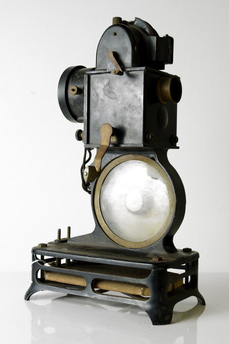 PATHEX KOK HOME 9.5MM CINEMATOGRAPH (HAND CRANKED MOVIE (1 of 2)